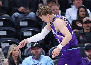 厲害！馬爾卡寧連續兩場(chǎng)砍下40+同時(shí)命中5+三分 隊史首人