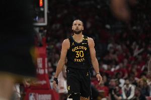 姍姍來(lái)遲！庫里側翼迎著(zhù)防守強投 命中個(gè)人本場(chǎng)第一個(gè)三分