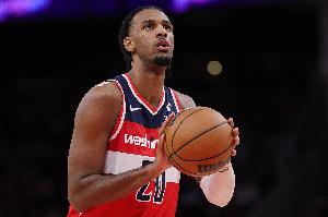 心態(tài)崩了！薩爾故意推人6犯離場(chǎng) 還被吹轉換犯規送波特1分