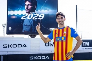 馬卡：瓦倫西亞中場(chǎng)安德烈·阿爾梅達一年換三家經(jīng)紀公司