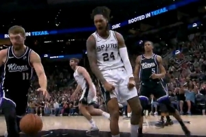 你還能這么扣！瓦塞爾中路突破墊步起飛 單臂戰斧隔扣小薩！