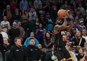 差了一點(diǎn)點(diǎn)！沃克2罰中1 奧尼爾后場(chǎng)超遠絕殺三分彈筐而出