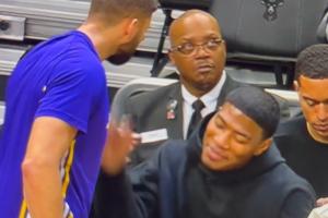 東契奇超難后仰命中！克萊伯興奮甩毛巾&沖向八村遭后者嫌棄推開(kāi)