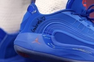 女兒是世界上最好的禮物！東契奇球鞋寫(xiě)女兒名字 代表女兒在身邊