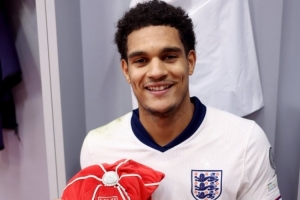 上演首秀！寬薩是英格蘭隊史第1297位出場(chǎng)球員，賽后獲贈紀念帽子