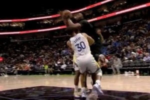 頭上被肘到！庫里造成奎因進(jìn)攻犯規 但鵜鶘挑戰成功改判阻擋犯規