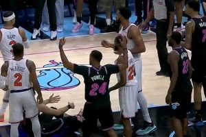 相當極限！唐斯關(guān)鍵拋投被韋爾大帽扇出 裁判回看是好帽！