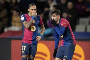 記者：今日佩德里突發(fā)腸胃炎缺席原定訓練，拉菲尼亞完成部分訓練