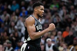 主將先后發(fā)力！首節字母哥11分3板4助對飚米切爾14分2助