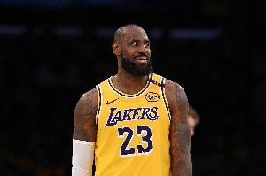 湖記：詹姆斯在訓練中大聲指揮防守輪轉和對位 把聲音都喊啞了