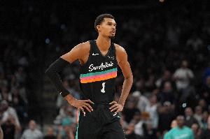 Shams：馬刺球星文班亞馬遭遇左小腿拉傷 預計將缺席數周