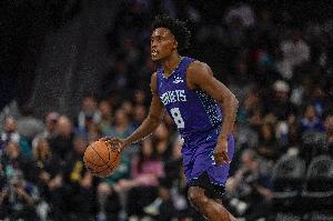 是進(jìn)攻犯規！馬穆壓哨造犯規頂到塞克斯頓下體 黃蜂挑戰成功