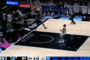 生擒硬拿！鮑威爾一把精準掏掉球 反擊輕松單臂劈扣！