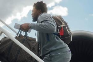 尼克斯官方發(fā)布球員登機照 “小熊”亞布塞萊翹臀格外搶眼??