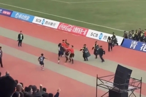川超涼山隊隊員賽后飛踹主裁，律師：或面臨拘留、罰款與長(cháng)期禁賽