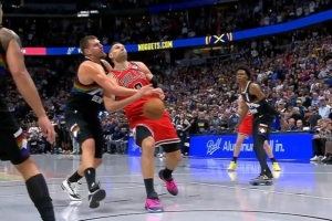 很關(guān)鍵！約基奇切球出界判公牛球 掘金挑戰失敗&暫停用完了