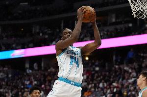 反超了！迪亞巴特根據暴扣 黃蜂一波7-0