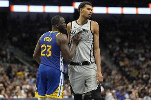 追夢(mèng)談防守文班：馬刺為他設置了各種掩護 我感覺(jué)自己像在追庫里