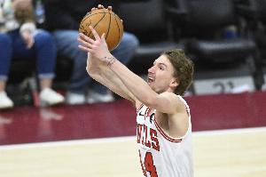 手感也一般！布澤利斯14中5&三分5中2拿到13分4板2助2帽