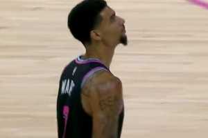 這大個(gè)兒挺靈活！韋爾機警繞前搶斷 反擊飛奔單臂舒展劈扣！