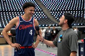 還有機會(huì )！哈登搶斷助科比·桑德斯反擊上籃造殺傷 追到差2分！