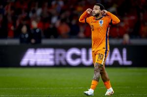 解說(shuō)員：荷蘭以前頭重腳輕，現在防線(xiàn)一流鋒線(xiàn)靠德佩苦苦支撐