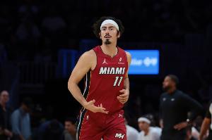 穩定輸出！哈克斯半場(chǎng)8中4拿到11分2助 得分全隊最高