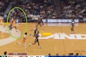 看錯時(shí)間？小莫布里拿到籃板在還有9.1秒情況下直接甩出后場(chǎng)三分