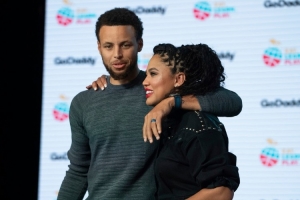 夸梅：庫嫂在賭庫里不會(huì )離她而去 她不尊重庫里的地位