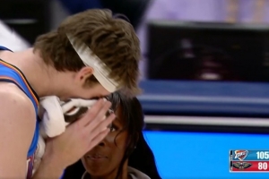 看著(zhù)挺疼！卡爾森補籃被米西犯規 血灑賽場(chǎng)