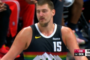 就是自信！約基奇首記三分干拔命中反超比分！此前5中0