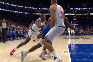 關(guān)鍵！馬克西摔倒裁判吹罰鄧恩第六犯 盧挑戰成功變搶斷拿回球權