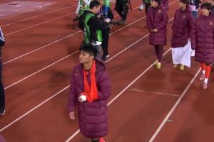 愿無(wú)大礙！蒯紀聞賽后謝場(chǎng)時(shí)手臂纏著(zhù)繃帶，本場(chǎng)半場(chǎng)被換下