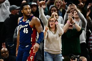 得分火力兇猛！米切爾半場(chǎng)13中10&三分4中3砍下25分 另有3助1斷