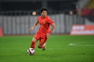 媒體人：唐天翼受中甲球隊青睞是好事，他最近專(zhuān)心踢球沒(méi)再犯錯