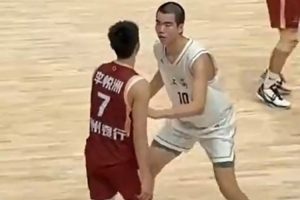 今天盯了嗎？張懿趙杰小組賽貼防李?lèi)傊?后者銅牌賽砍52分8板5助