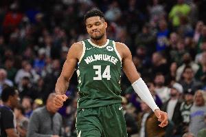 軍不可一日無(wú)帥！字母哥受傷下場(chǎng)時(shí)兩隊打平&最終雄鹿輸掉12分