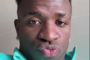 感情火熱??維尼修斯女友社媒曬出視頻通話(huà)截圖，二人隔空飛吻