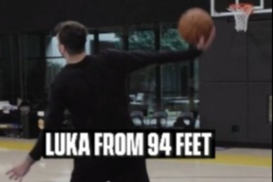 太離譜了！東契奇籃下單手甩狙 籃球貫穿全場(chǎng)94英尺精準入筐！