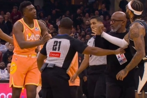 布萊恩特擋人時(shí)推倒特倫特引發(fā)小沖突&布萊恩特吃T 隨后兩人和解