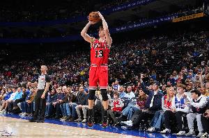 回應上了！許爾特迎著(zhù)約基奇防守命中三分球