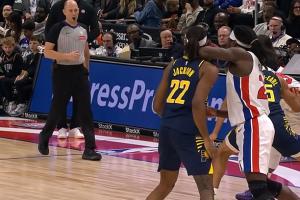 手又癢了??斯圖爾特肘擊杰克遜面部 吃到生涯第11次惡犯！