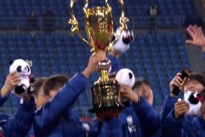 頒獎儀式：韓國隊舉起本屆熊貓杯獎杯 中國隊收獲亞軍銀盤(pán)