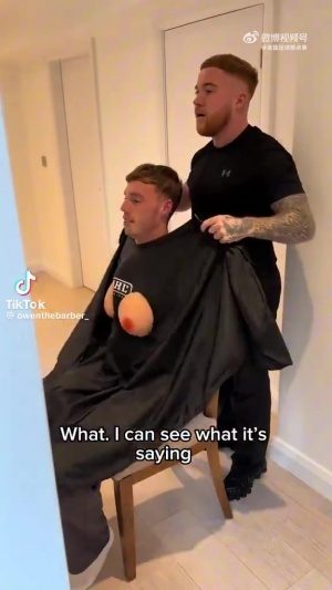 帕爾默的理發(fā)師捉弄他，給他披了一件帶假胸的理發(fā)袍??