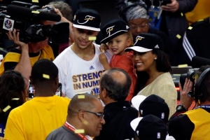 夸梅：庫里打球很出色但個(gè)人生活方面很大條 庫嫂有些言論欠妥