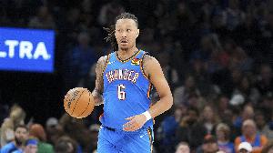 有點(diǎn)離譜！杰林·威廉姆斯發(fā)邊線(xiàn)球 直接扔給大對角替補席