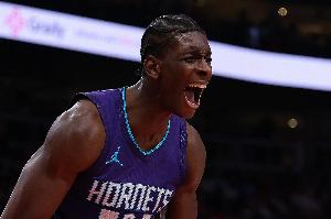 好像是干擾球？迪亞巴特補防飛天大帽巴恩斯