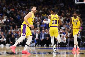 東契奇調侃:我英語(yǔ)比八村塁要好 他都上過(guò)大學(xué) 而我沒(méi)有