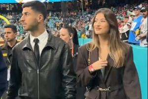 俊男靚女??29歲阿森西奧攜女友重回伯納烏，現場(chǎng)觀(guān)看NFL比賽