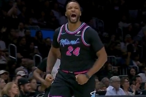 還得看你！鮑威爾單打急停中投打停尼克斯！熱火領(lǐng)先到10分！